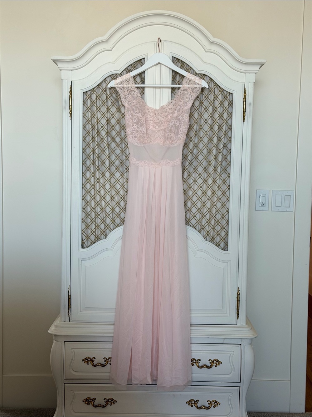 Elegant Light Pink Vintage Lace Nightgown